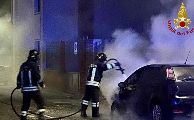 Auto in fiamme a Pirri: intervengono i Vigili del fuoco