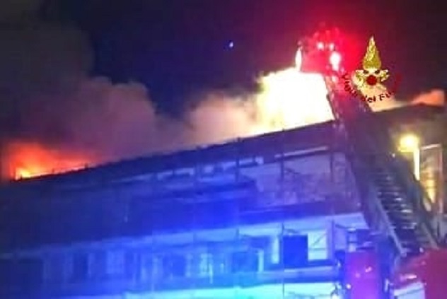 In fiamme tetto di un edificio a Sestu. Sul posto i Vigili del fuoco