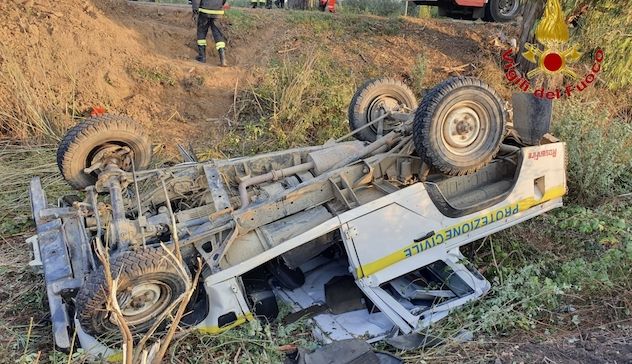 Jeep della Protezione civile fuori strada tra Pabillonis e Sardara: muore un 19enne