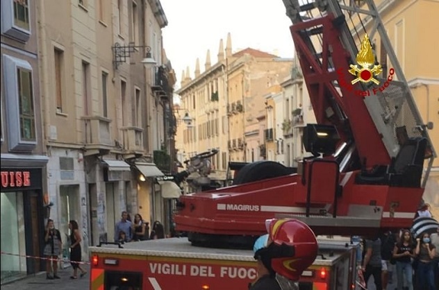 Cagliari. Cadono pezzi d'intonaco da una palazzina, ferite due persone