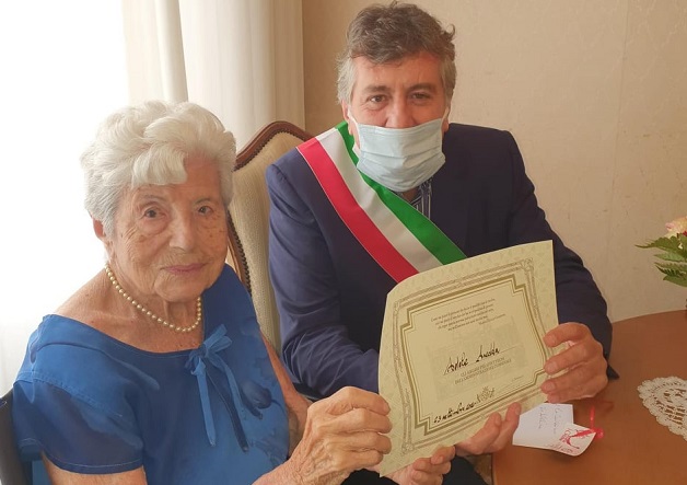 L'abbraccio di Cagliari ad Adele Anedda: la nonnina compie 105 anni