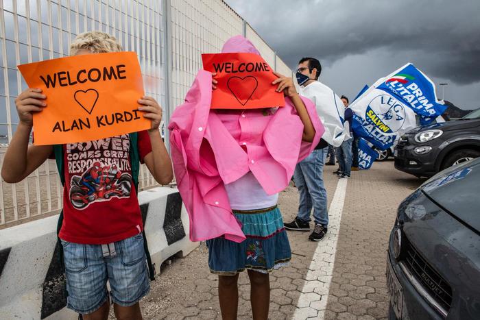 Migranti: continua lo sbarco da nave Alan Kurdi a Olbia