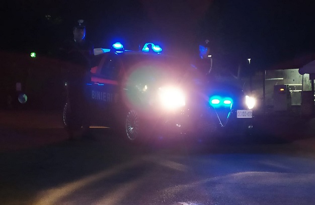 Inverte la marcia alla vista dei carabinieri: trovato in possesso di cocaina e arma da taglio