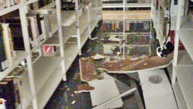 Crolla il soffitto nella biblioteca universitaria di Ingegneria: tragedia sfiorata, ora è inagibile