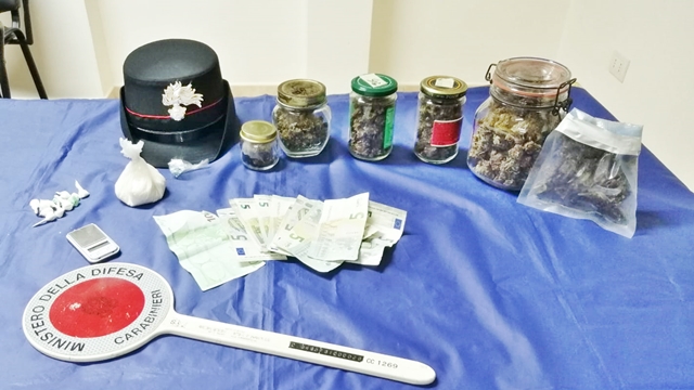 Ai domiciliari ma spacciava cocaina e marijuana: arrestato dai Carabinieri