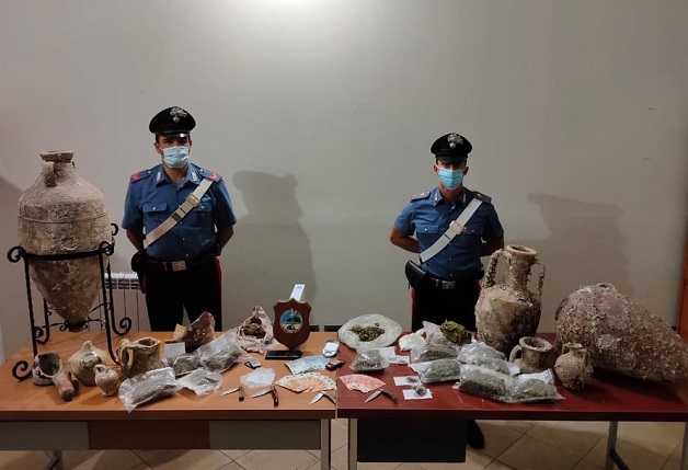 Droga, armi da taglio e anfore d'epoca romana in casa: arrestati due coniugi