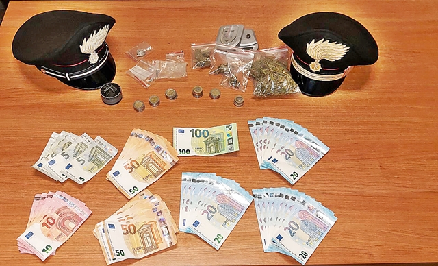 Giovanissimo pusher 18enne nei guai: i Carabinieri gli trovano in casa droga e denaro