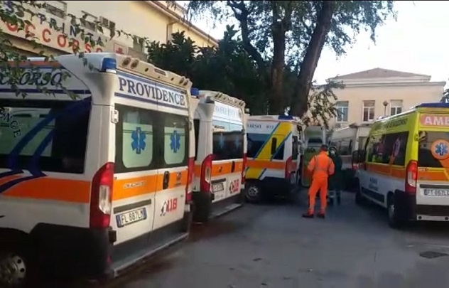 Carovana di ambulanze davanti al Santissima Trinità