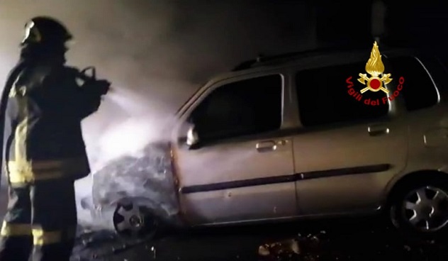 In fiamme un'auto a Quartu: sul posto i Vigili del fuoco