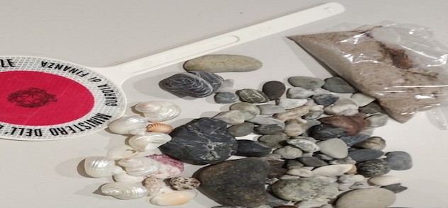 Cagliari. ‘Souvenir’ dalle spiagge sarde: tre turisti tentano di portarsi via 1.535 tra pietre e conchiglie e quasi 1,5 kg di sabbia
