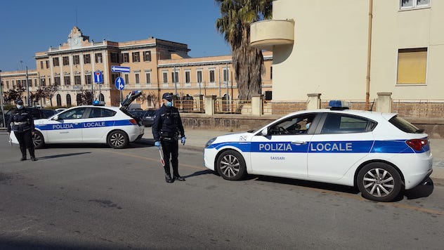 Covid, in giro senza mascherina: 27 persone sanzionate dalla Polizia Municipale