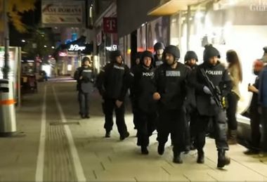 Vienna: notte di terrore, polizia alla ricerca di almeno un fuggitivo