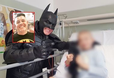 Batman colpisce ancora e fa felici i bambini degli ospedali: ecco cosa ha regalato ai piccoli pazienti