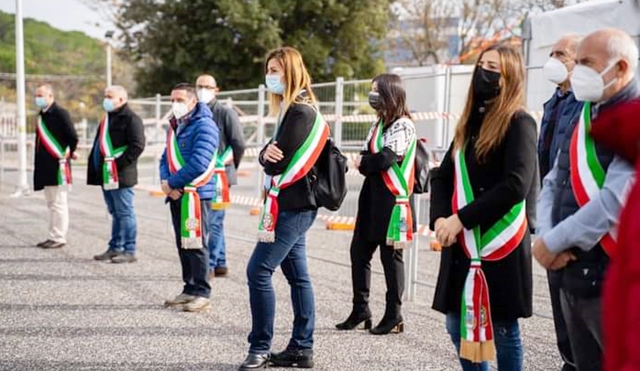 Covid, sindaci e amministratori in fascia tricolore davanti al San Francesco: “Servono fatti concreti”