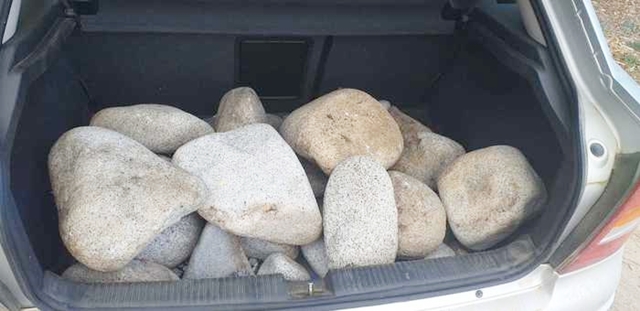 In una casa scoperti 600 kg di pietre prese in spiaggia a Villasimius