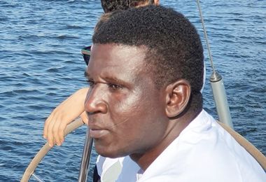 Yahia, il ragazzo che non sapeva nuotare, sfuggito dalla miseria con un barcone: ora è uno skipper
