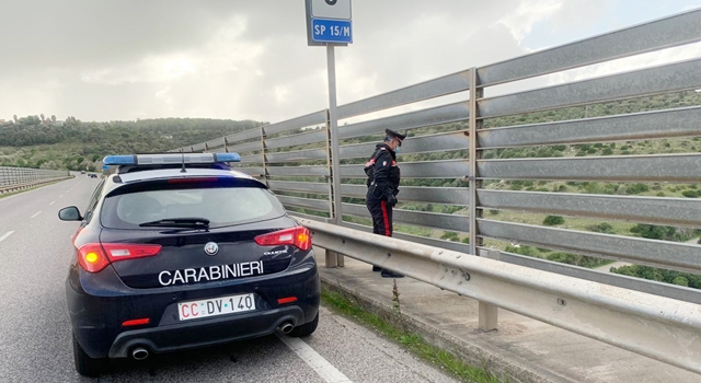 Tenta di lanciarsi dal cavalcavia, 51enne salvato dai Carabinieri