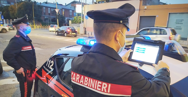 Non rispettano il coprifuoco, i Carabinieri li sanzionano
