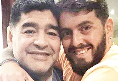 Il figlio di Maradona in ospedale per Covid: polmoni compromessi, niente funerali