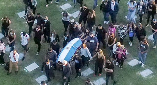Funerale di Maradona, il Pibe de Oro sepolto accanto ai genitori: l’ultimo addio delle figlie