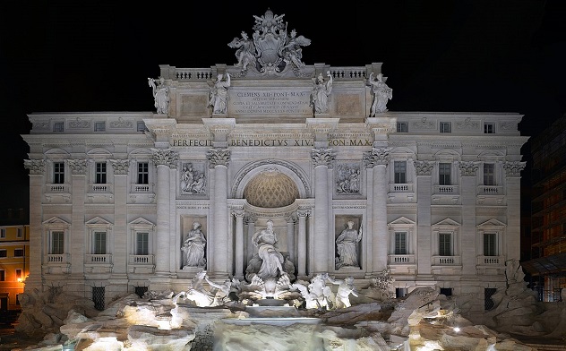 Roma. Fontana di Trevi affollata: chiusa l'intera area
