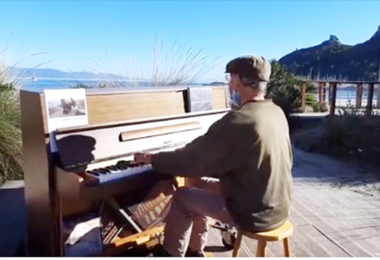 Le dolci note di un pianoforte incantano i passanti al Poetto: ecco il video
