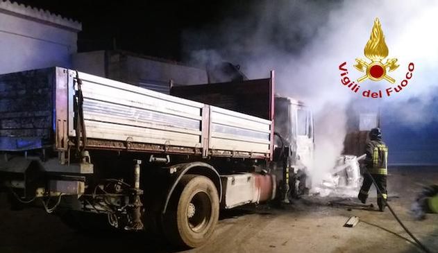 Incendi a Gergei, Bitti e Gavoi: in fiamme balle di fieno, un camion e un garage