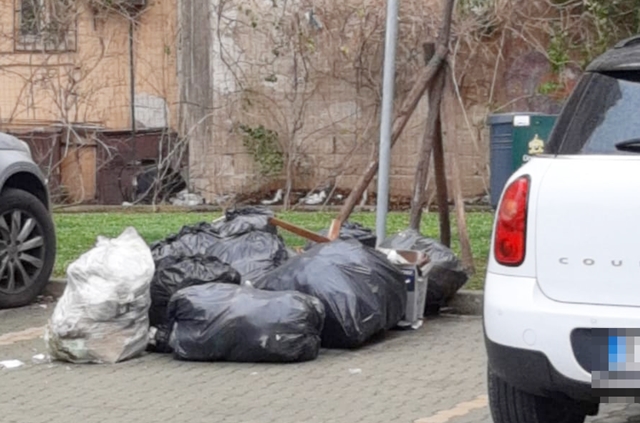 I bustoni dei rifiuti occupano anche il posto per i disabili, Fabrizio Marcello: “Sempre peggio”
