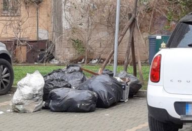 I bustoni dei rifiuti occupano anche il posto per i disabili, Fabrizio Marcello: “Sempre peggio”