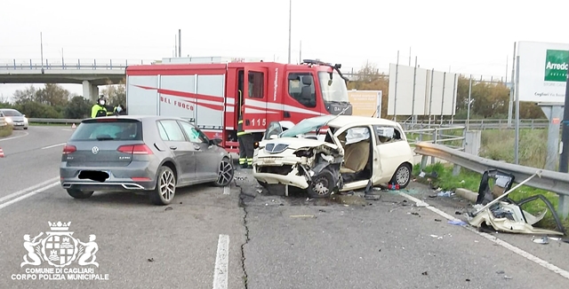 Violentissimo scontro tra due auto a Is Pontis Paris, due persone in codice rosso