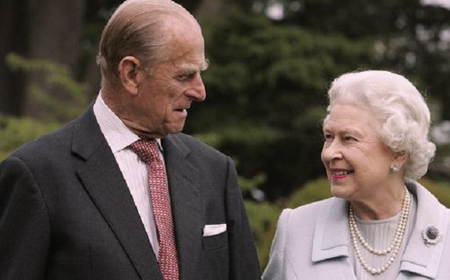 Covid. Vaccinati oggi la regina Elisabetta II e il principe Filippo, 94 e 99 anni