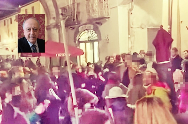 Covid, follia a Lucca: festa in centro, in tantissimi senza mascherina a bere e a ballare