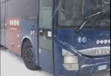 Bus dell'Arst bloccato dalla neve sulla Sp 7 a Desulo