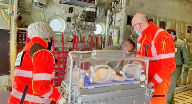 Neonata in pericolo di vita trasportata d’urgenza a Roma su un volo dell’Aeronautica Militare