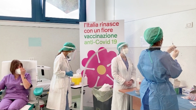Sospesa somministrazione vaccini a operatori sanitari per garantire seconda inoculazione