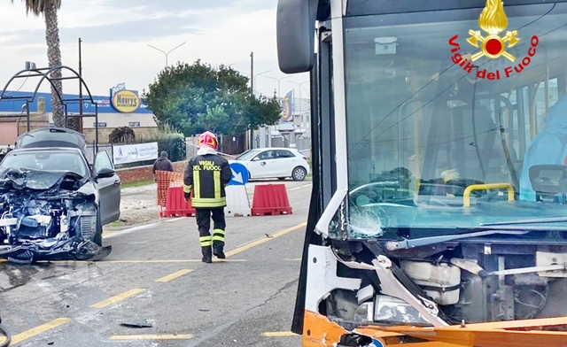 Frontale tra auto e bus del Ctm in viale Marconi: passeggeri feriti 