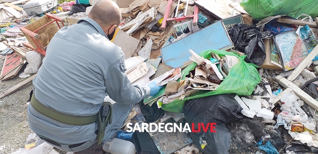 Furbetti dei rifiuti poco astuti: ecco cosa si trova nella discarica abusiva di viale Monastir. VIDEO