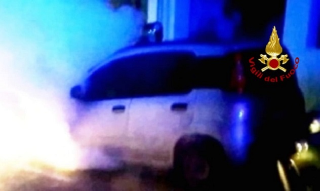 Auto in fiamme a Cagliari, sul posto i Vigili del fuoco