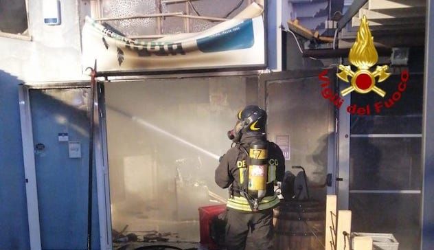Divampa incendio in un bar a Sestu: sul posto Vigili del fuoco e Carabinieri