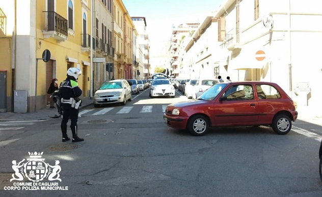 Cagliari, auto contro scooter all'incrocio: ferito 20enne