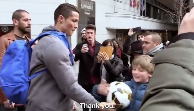 Si finge un artista di strada, ma è Cristiano Ronaldo