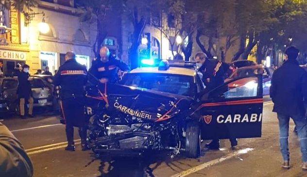 Momenti di tensione in centro a Cagliari, speronata auto dei Carabinieri