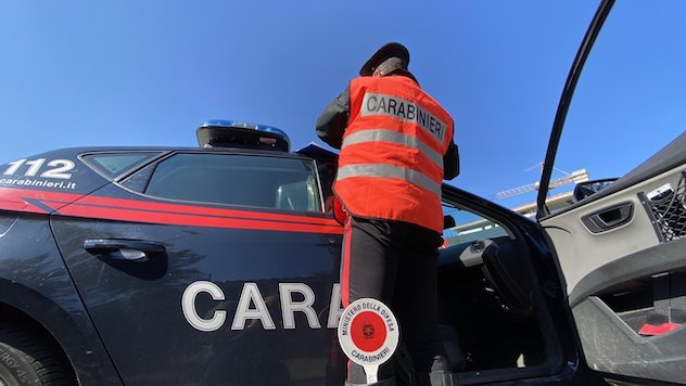 Berchidda. Fugge a tutta velocità ai carabinieri, poi abbandona l’auto con la droga: arrestato un falegname
