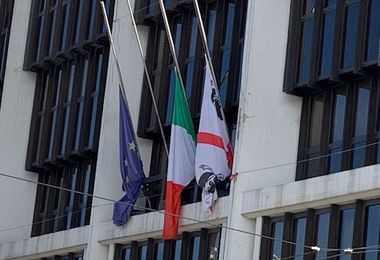 Cagliari. Giornata nazionale in memoria delle vittime del Covid: bandiere a mezz’asta in Consiglio regionale 