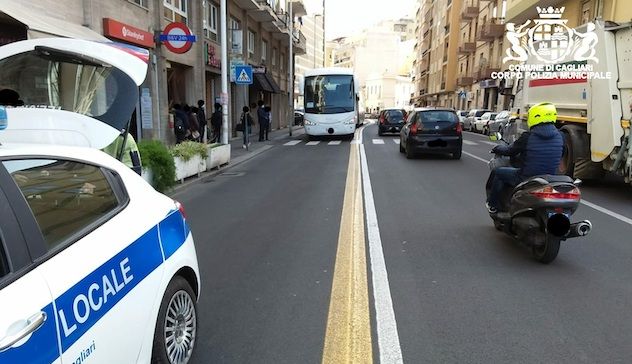 Cagliari. Bus investe pedone in via Bacaredda