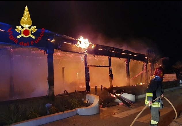 Olbia. In fiamme il bar-ristorante Mama Beach a Pittulongu