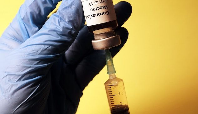 Accusati di aver somministrato il vaccino Pfizer a propri familiari: indagati medici e infermieri