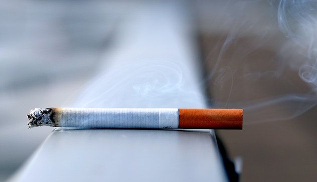 Covid, Spagna verso divieto fumo all'aperto: per esperti 