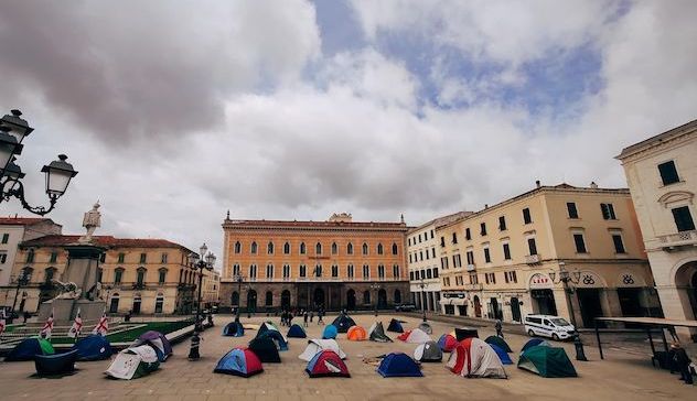 “Tende in piazza” anche oggi a Sassari. La protesta continua