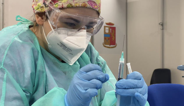 Vaccinazioni in Sardegna. 73enne con elevata fragilità si prenota per Pfizer o Moderna, ma il modulo per il consenso è per Astrazeneca